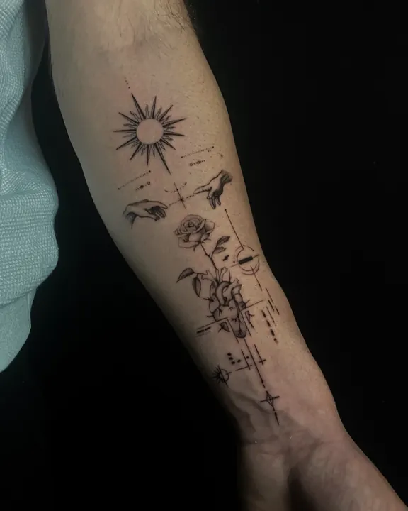 Ön kolda ince çizgi dövme: güneş, Adem’in Yaratılışı elleri, anatomik kalpten çıkan gül ve geometrik noktalar